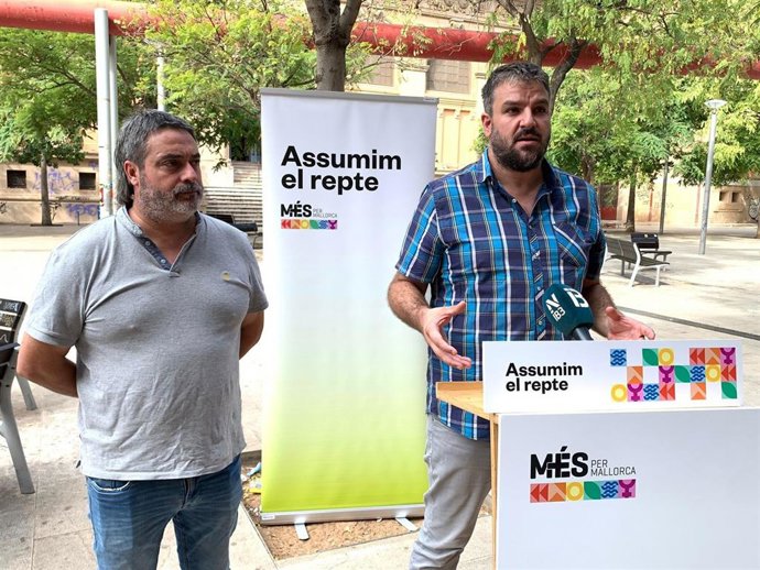 El coordinador de MÉS, Lluis Apesteguia, junto al diputado Joan Mas 'Collet'. Archivo.