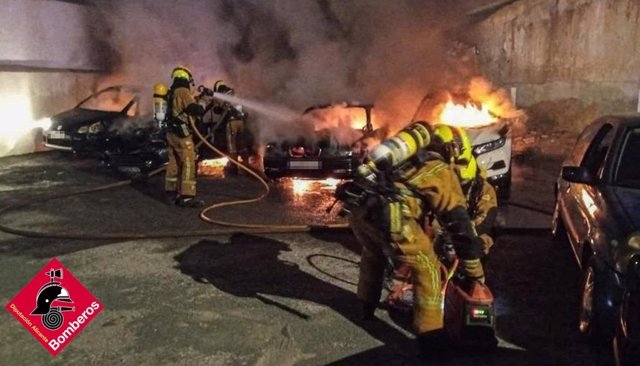 Un incendio en un parking de Pilar de la Horadada quema 12 vehículos