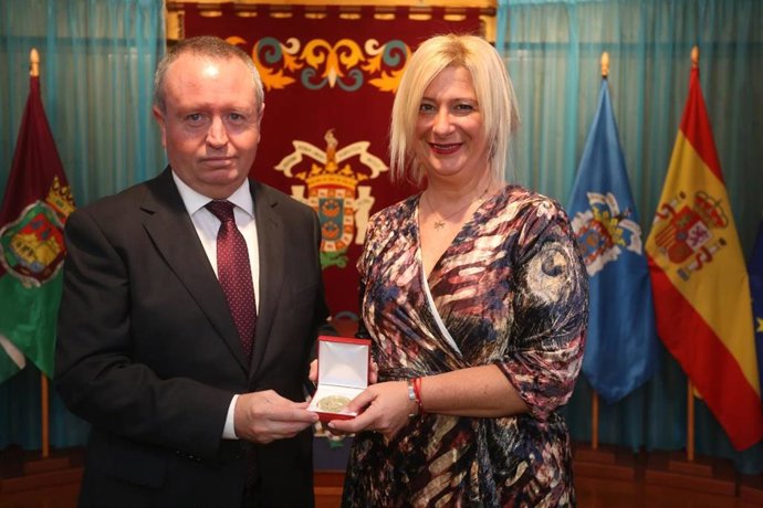 Entrega de la Medalla de San Isidro de Sevilla de la UNEE a Correos