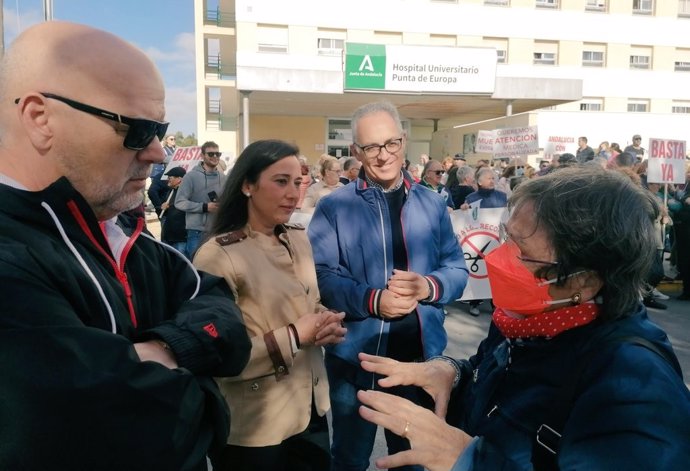 La secretaria general del PSOE de Algeciras, Rocío Arrabal, este sábado en la concentración ante el Hospital Punta de Europa.