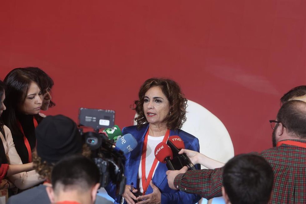 La ministra de Hacienda y Función Pública, María Jesús Montero, ofrece declaraciones a los medios durante el XXVI Congreso de la Internacional Socialista (IS) en IFEMA, a 26 de noviembre de 2022, en Madrid (España). 