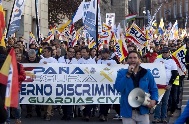 Personas con pancartas en la manifestación convocada por la Asociación Unificada de Guardias Civiles (AUGC) y el Sindicato Unificado de Policía (SUP), a 26 de noviembre de 2022, en Madrid (España)