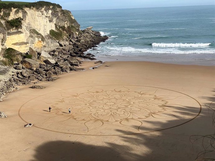 Dibujo mandala en la Playa Mataleñas.