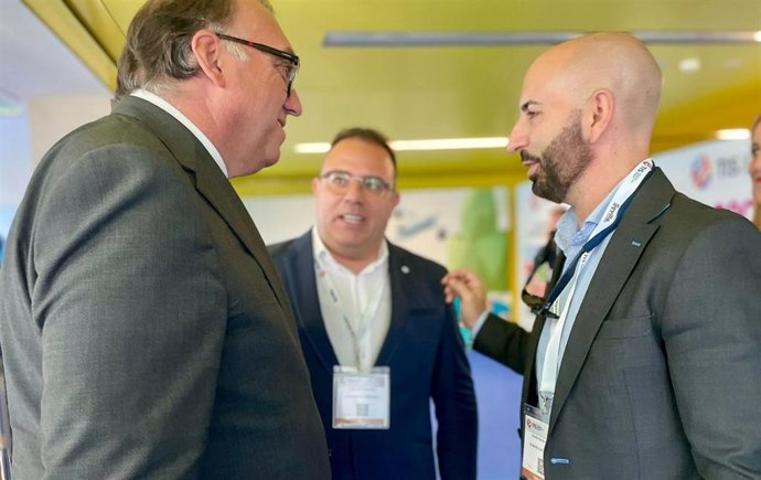 El consejero de Turismo, Arturo Bernal, y el alcalde de Almuñecar (Granada), Juan José Ruiz, -en el centro de la imagen-, en una imagen de archivo. 