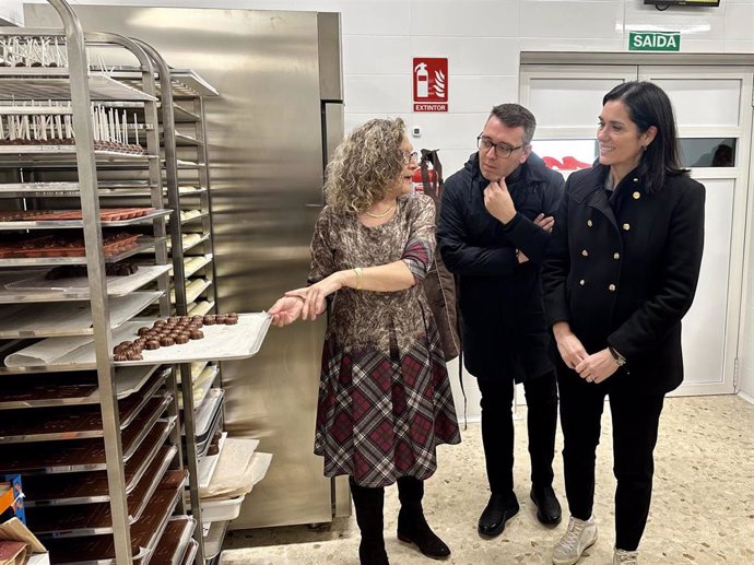 A secretaria xeral do PPdeG, Paula Prado, visita Ribadeo (Lugo) en compañía do presidente do PP local, Daniel Veiga.