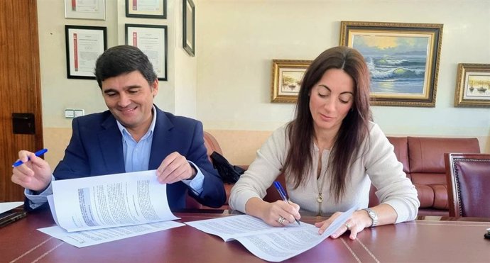 La presidenta de la APA, Rosario Soto, firma el contrato