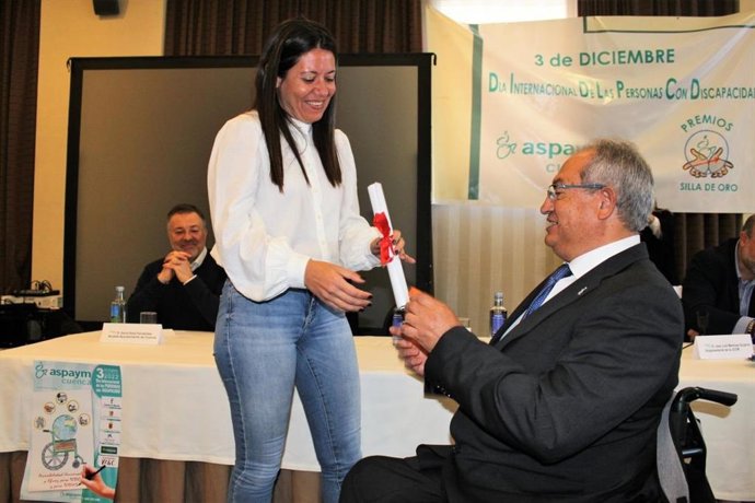 La consejera de Bienestar Social de C-LM, Bárbara García Torijano, recibiendo el Premio 'Silla de Oro' de Aspaym Cuenca