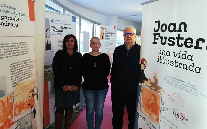 (I-D) La  Directora De La Biblioteca Municipal De Ibiza, Fanny Tur, La Directora General De Política Lingüística Del Govern, Beatriu Defior, Y El Comisionado Del Año Joan Fuster, Dami Pons.