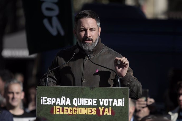 El líder de Vox, Santiago Abascal, interviene durante una manifestación convocada por la formación parlamentaria Vox, en la Plaza de la Universidad, a 19 de noviembre de 2022, en Barcelona, Catalunya (España). Vox ha convocado hoy una manifestación en B