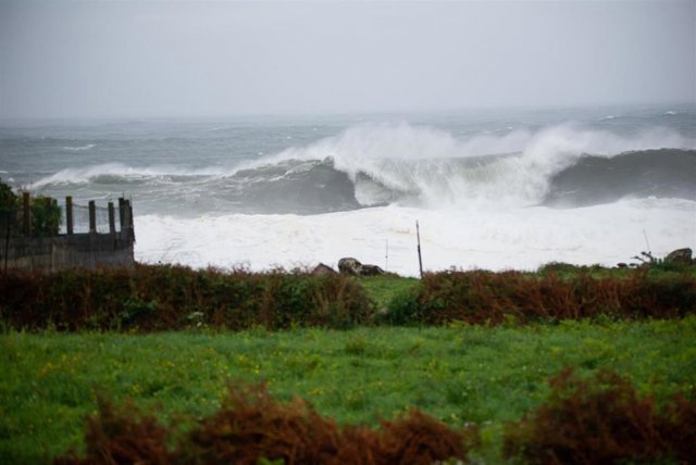 Archivo - Fuerte oleaje en la zona de Santa Maria de Oia hasta Cabo Silleiro, a 20 de octubre de 2022, en Pontevedra, Galicia, (España). 