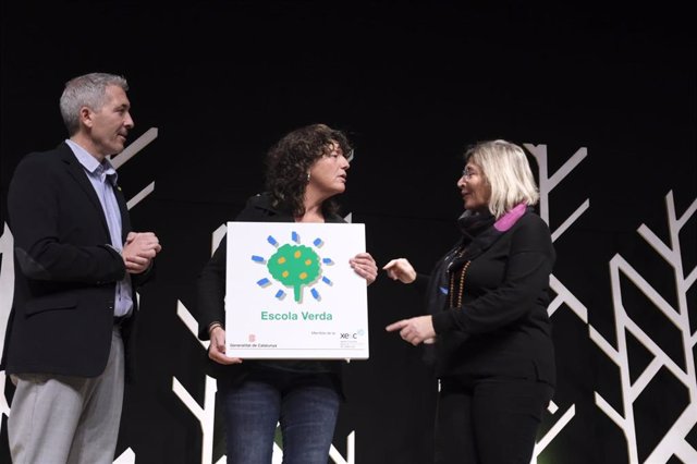 La consellera de Acción Climática, Agricultura y Alimentación de la Generalitat, Teresa Jordà, y el conseller de Educación de la Generalitat, Josep Gonzàlez-Cambray, entregan los distintivos es Escuelas Verdes.