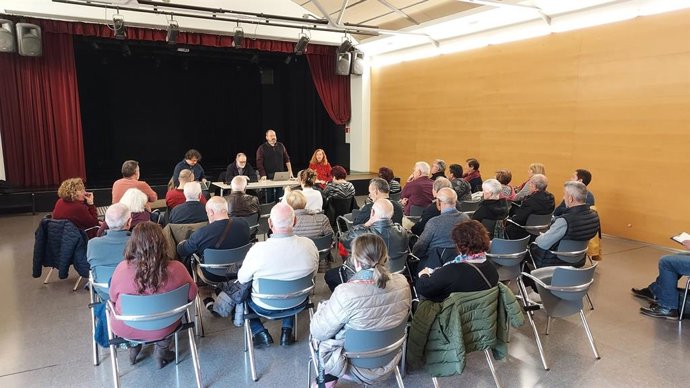 El portaveu dels comuns, diputat al Congrés i candidat a l'alcaldia de Sabadell (Barcelona), Joan Mena, en la seva última sessió del procés 'Sabadell ets tu', al centre cívic de la Creu Alta-Cal Balsach