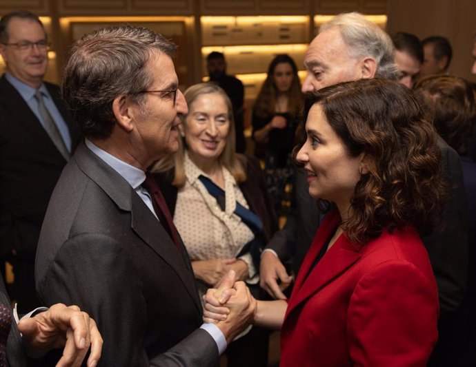 El presidente del PP, Alberto Núñez Feijóo y la presidenta de la Comunidad de Madrid, Isabel Díaz Ayuso, durante un desayuno informativo de Europa Press en el Hotel Hyatt Regency Hesperia, a 22 de noviembre de 2022, en Madrid (España).