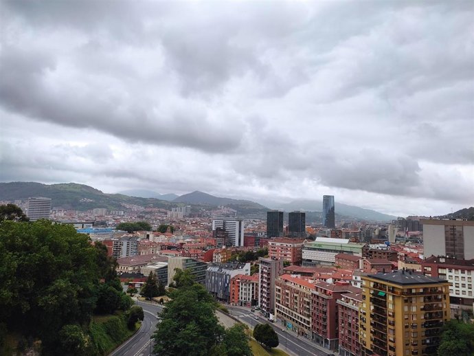 Archivo - Cielo de Bilbao cargado de nubes.