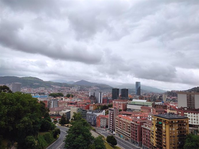 Archivo - Cielo de Bilbao cargado de nubes.