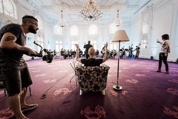 La Orquesta Sinfónica del Conservatorio Profesional Eliseo Pinedo participa en un videoclip con 'Vuelo 505'