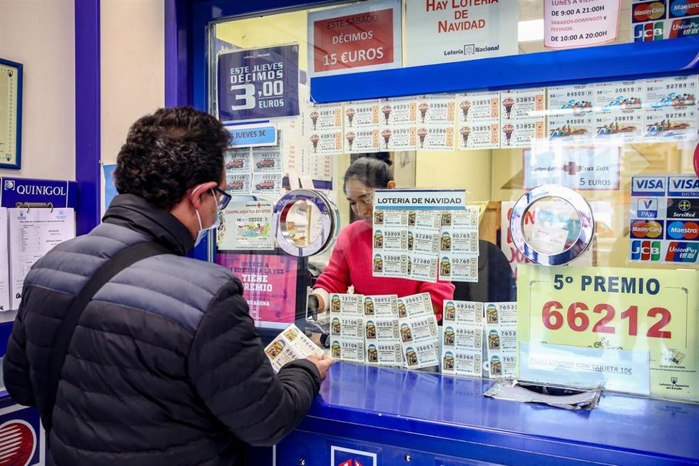 Archivo - Una persona compra un décimo de Lotería, en una fotografía de archivo