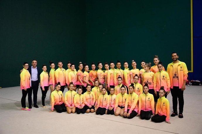 El concejal de Deportes del Ayuntamiento de Almería, Juanjo Segura en  la escuela deportiva CD Costarítmica