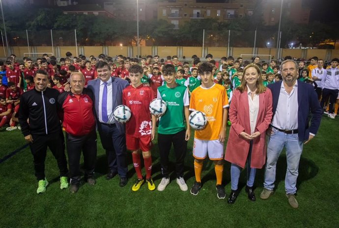 El alcalde de Huelva, Gabriel Cruz,  y la delegada de Participación Ciudadana y Deportes, María Teresa Flores, en el entrenamiento de un club de fútbol de Huelva