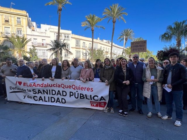 Imagen de este sábado de los dirigentes socialistas en la concentración en Cádiz en demanda de una sanidad pública de calidad.