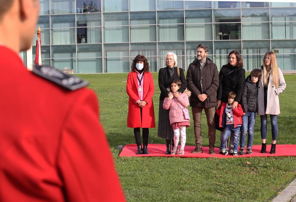 Familiares y allegados del sargento mayor asesinado por ETA Joseba Goikoetxea, durante el homenaje organizado por la Ertzaintza en Erandio