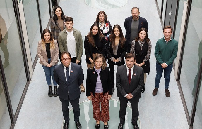 Jurados, autoridades, premiados y finalistas posan en la UPNA.