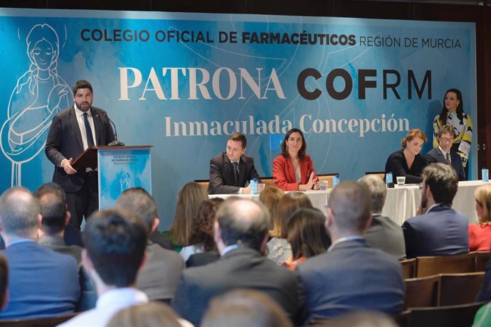 El jefe del Ejecutivo regional, Fernando López Miras, clausuró hoy el acto institucional organizado por el Colegio Oficial de Farmacéuticos de la Región de Murcia (COFRM) con motivo de la festividad de su patrona