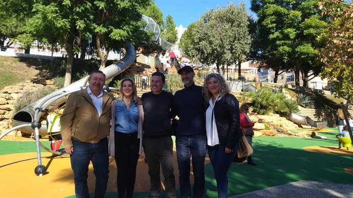 La alcaldesa de Alcalá de Guadaíra, Ana Isabel Jiménez,  en un parque de juegos del municipio
