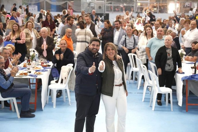 El presidente del Partido Popular, Fernando López Miras, ha asistido a la convivencia de Navidad en Cartagena con la alcaldesa del municipio y portavoz del PP de Cartagena, Noelia Arroyo