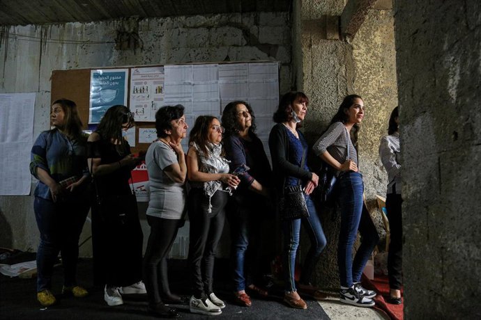 Archivo - Imagen de archivo de mujeres libanesas preparadas para votar en las elecciones 