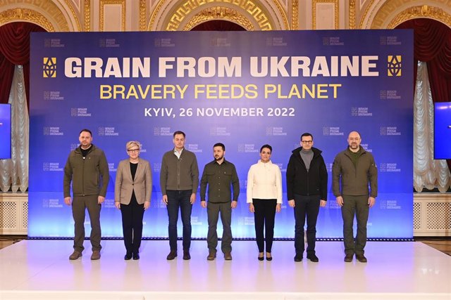 26 November 2022, Ukraine, Kiev: Lithuania's Prime Minister Ingrida Simonyte (2nd L), Belgium's Prime Minister Alexander De Croo (3rd L), Ukrainian president Volodymyr Zelensky (C), Hungary's President Katalin Novak (3rd R), Poland's Prime Minister Mateus