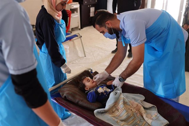 Niño atendido por cólera en un hospital de Siria 