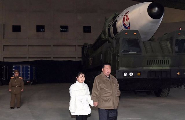 Imagen de archivo de Kim Jong Un con su segunda hija durante una inspección de un ICBM 