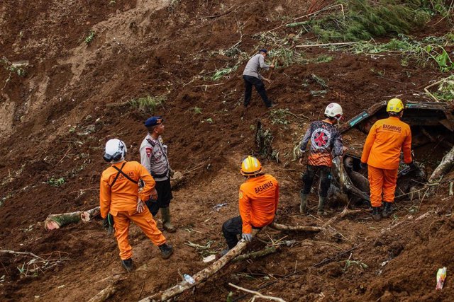Grupos de rescate trabajan tras el terremoto de Indonesia. 