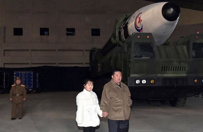 El mandatario de Corea del Norte, Kim Yong Un, junto a su hija y un misil balístico intercontinental. 