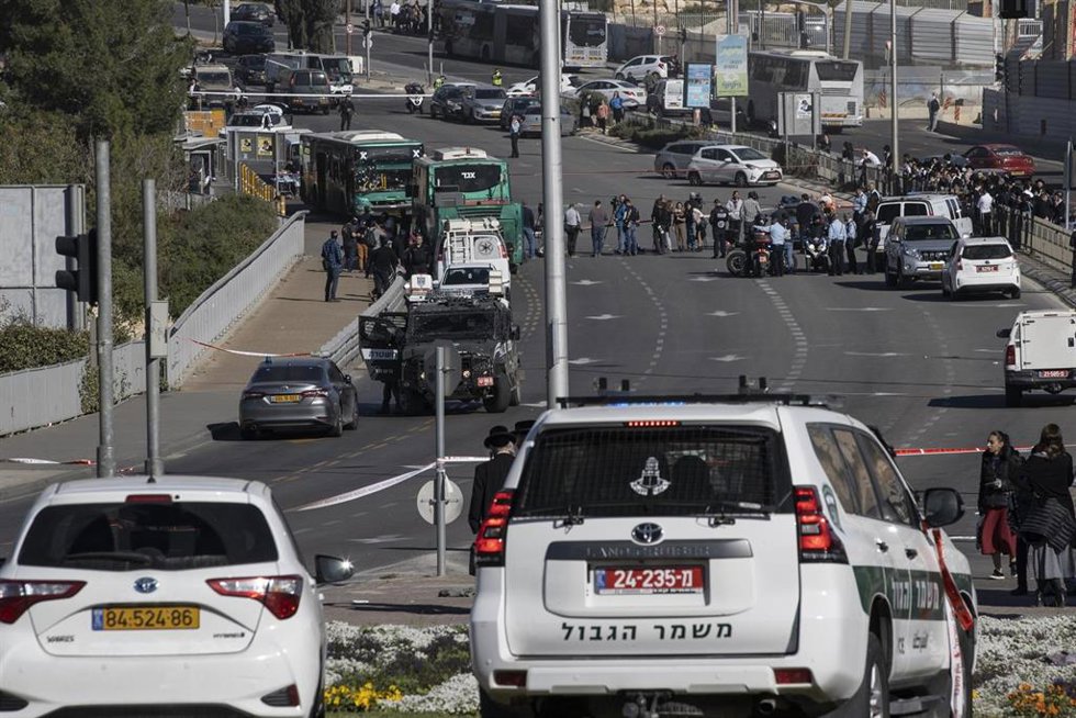 Fuerzas de seguridad israelíes y expertos forenses trabajan en el lugar de una explosión en una parada de autobús en Jerusalén.