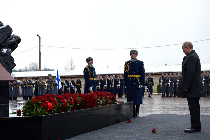 Archivo - HANDOUT - 01 March 2020, Russia, Pskov: Russian President Vladimir Putin lays a wreath at the Canopy Memorial to 84 paratroopers of the Russian Army's 6th Airborne Company of the 104th Regiment of the 76th Airborne Division from Pskov who peri