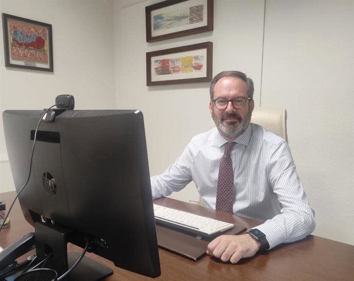 El delegado del Gobierno andaluz en Córdoba, Adolfo Molina, en su despacho.