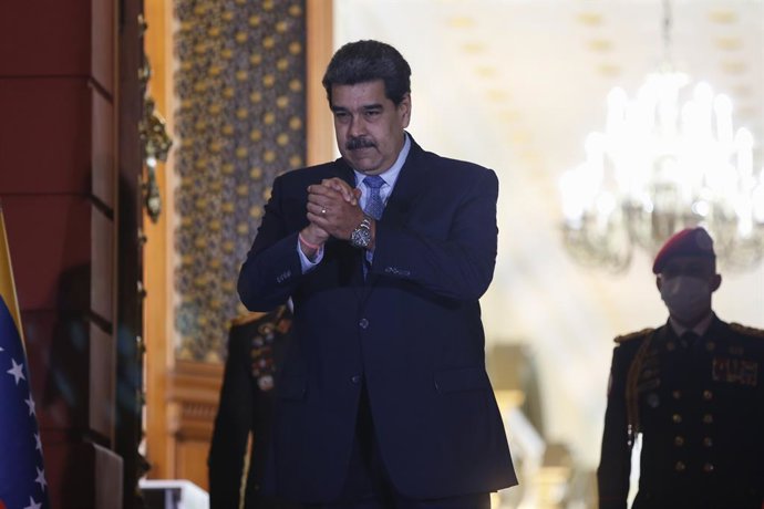 Archivo - 04 October 2022, Venezuela, Caracas: Venezuelan President Nicolas Maduro bids farewell to Colombian Foreign Minister Leyva (Not Pictured) after their meeting at the Miraflores Presidential Palace. Photo: Pedro Mattey/dpa
