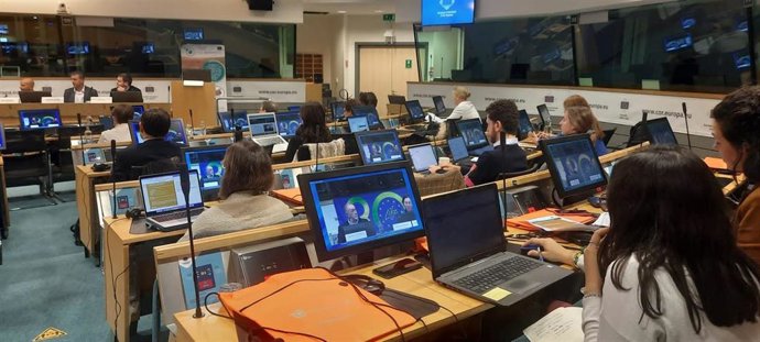 Representantes del IMIDA durante la presentación en Bruselas de los avances del proyecto LIFE AgRemSO3il