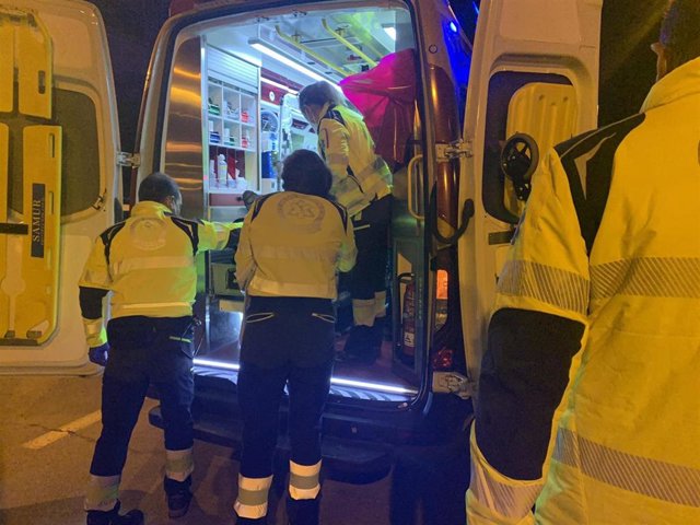 Efectivos de Samur-PC atienden a un herido tras una agresión en La Latina.