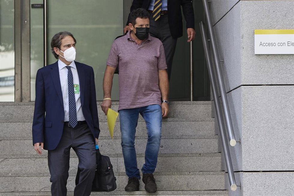 Archivo - El patrón del Villa de Pitanxo', Juan Padín (d-morado), a su salida tras declarar en la Audiencia Nacional, a 6 de junio de 2022, en Madrid (España). Se trata de las primeras declaraciones de los tres supervivientes del naufragio del pesquero