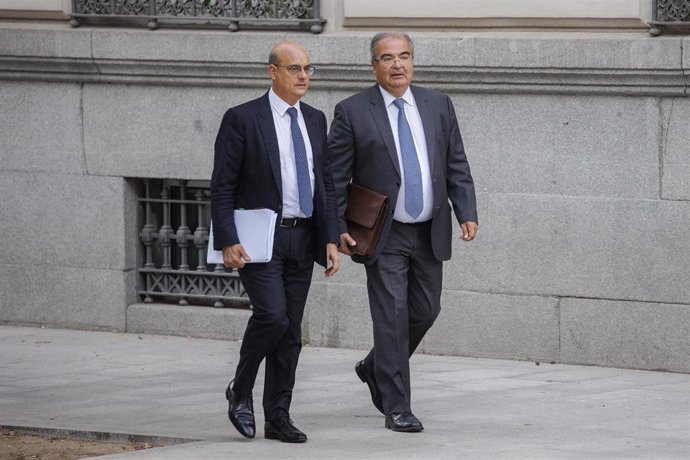 Archivo - El expresidente del Banco Popular Ángel Ron (d) y su abogado José Antonio Choclán (i) a su llegada a un juicio en la sede de la Audiencia Nacional, a 19 de octubre de 2022, en Madrid (España). El juez de la Audiencia Nacional (AN) Santiago Ped