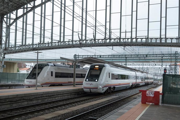 Archivo - Trenes de cercanías parados en las vías de la estación de trenes, a 24  de agosto de 2022, en Santiago de Compostela.