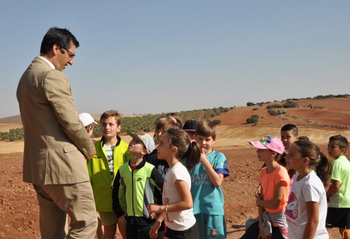 El presidente de la Diputación de Ciudad Real, José Manuel Caballero, en una de las actividades de 'Paseos educativos'