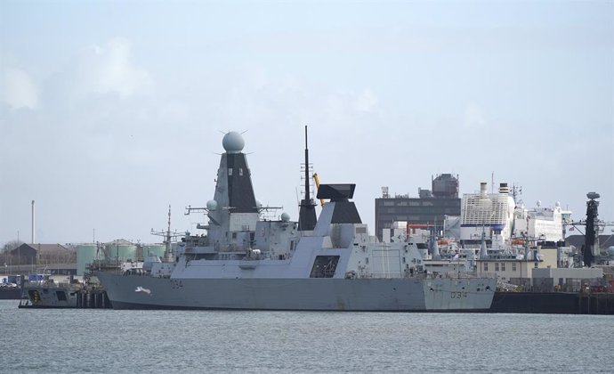 Archivo - 23 February 2022, United Kingdom, Portsmouth: The Royal Navy Type 45 destroyer HMS Diamond stands at Portsmouth Naval Base. The Royal Navy destroyer which has been tasked to deploy to the Mediterranean amid growing tensions with Russia has bee