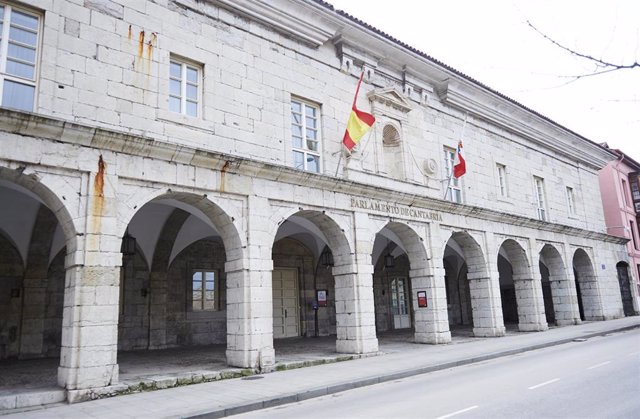 Archivo - Exterior del Parlamento de Cantabria.- Archivo