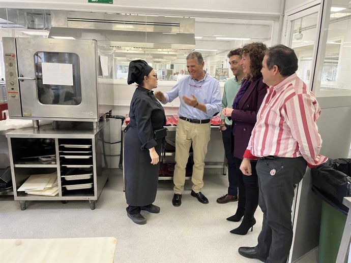 La alcaldesa elogia "la trayectoria y el prestigio" de la Escuela de Hostelería de Almería