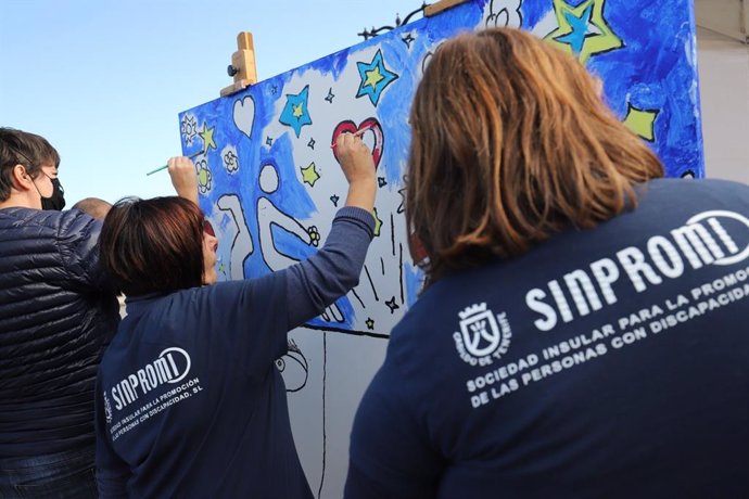 Trabajadores de Sinpromi pintan un mural