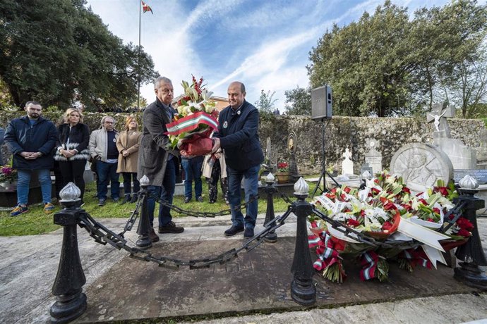 El Lehendakari, Iñigo Urkullu, junto al Presidente del PNV, Andoni Ortuzar, y la Presidenta del PNV vizcaíno, Itxaso Atutxa, participa en la ofrenda floral ante la tumba del fundador del PNV, Sabino Arana, en el cementerio de Sukarrieta